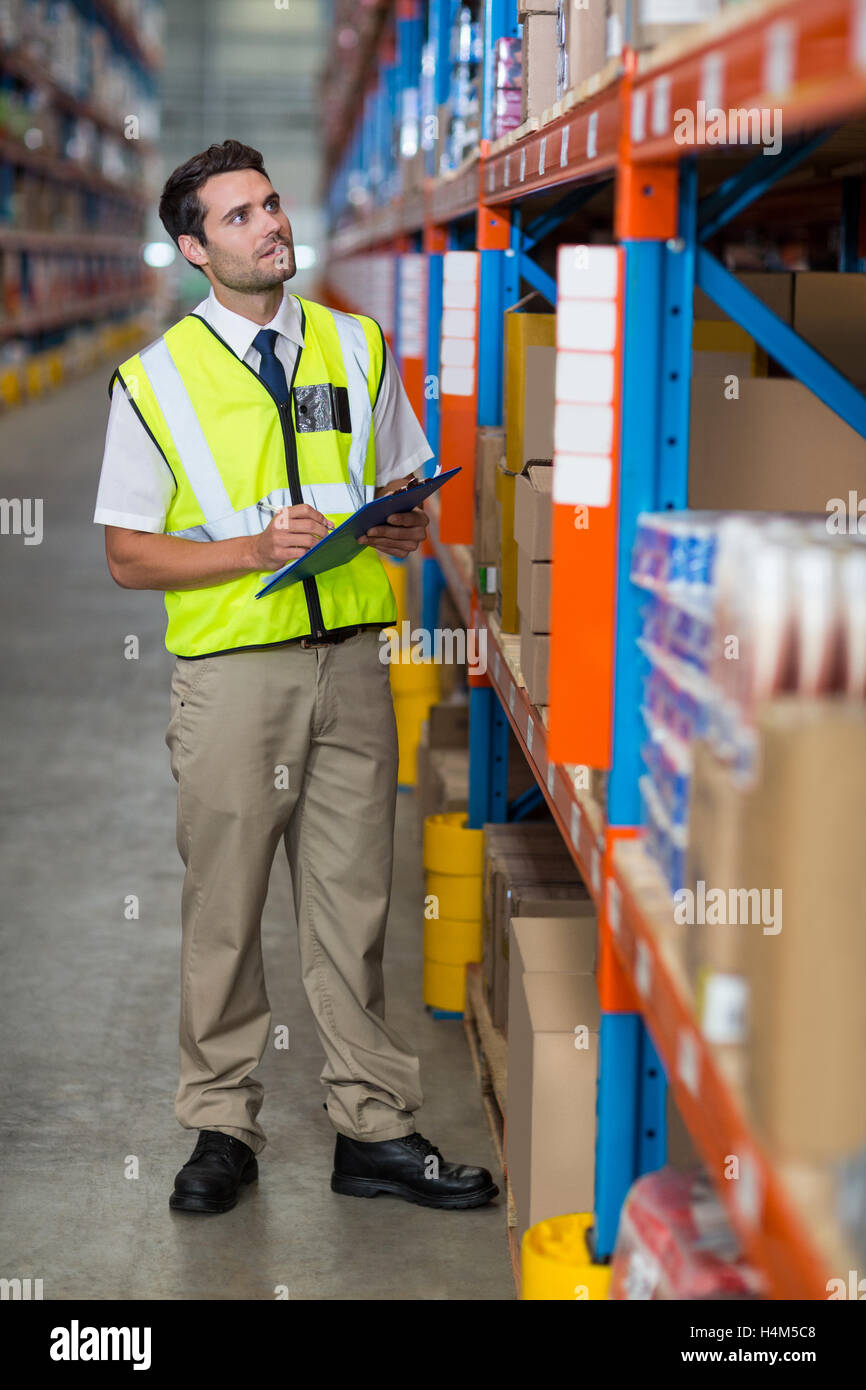 Warehouse Manager guardando i pacchetti Foto Stock