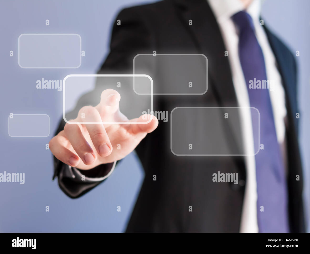 Imprenditore puntare il dito in corrispondenza di un touch screen Foto Stock