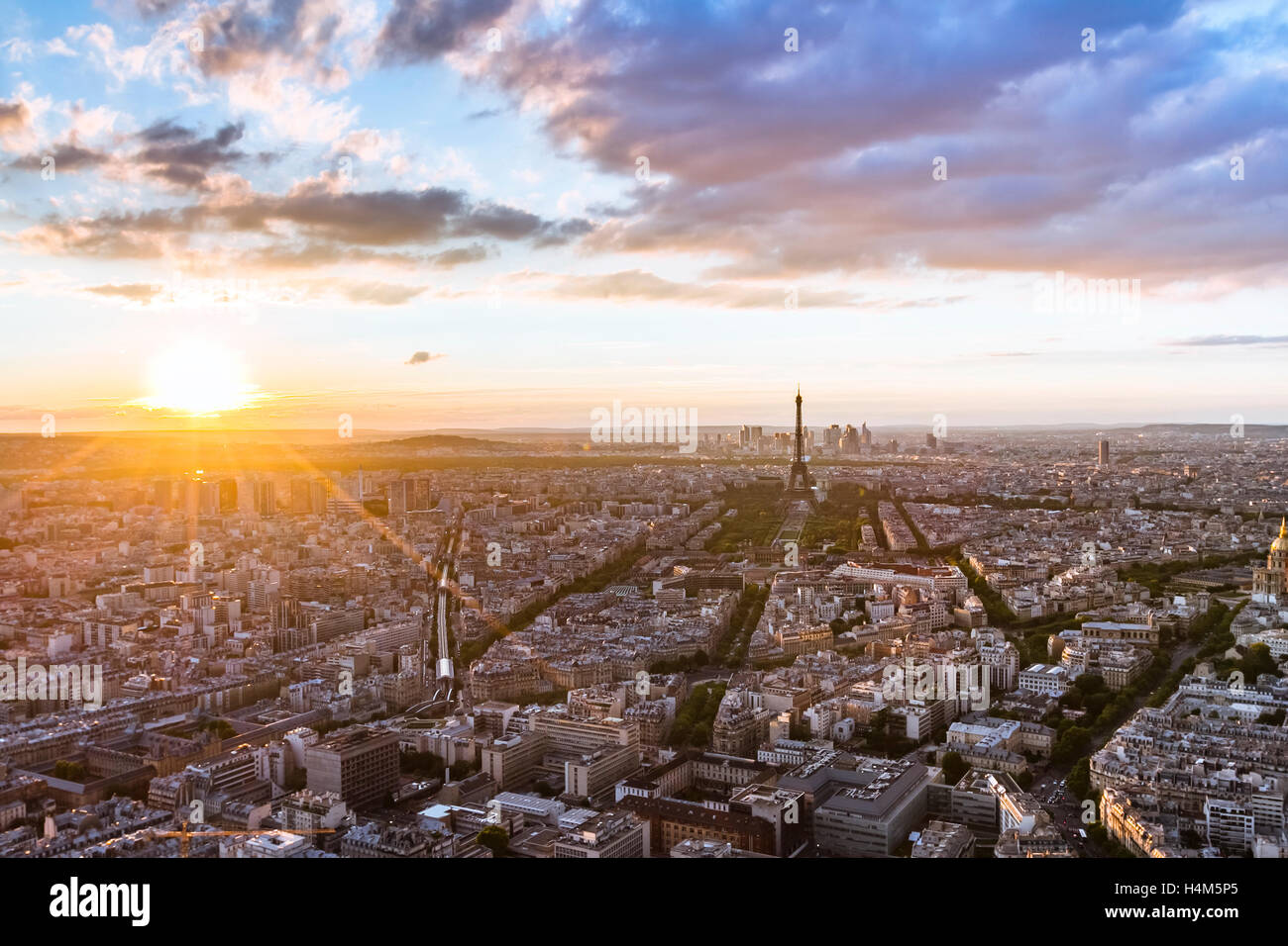 Bella vista aerea della Torre Eiffel e sui tetti di Parigi al tramonto HDR Foto Stock