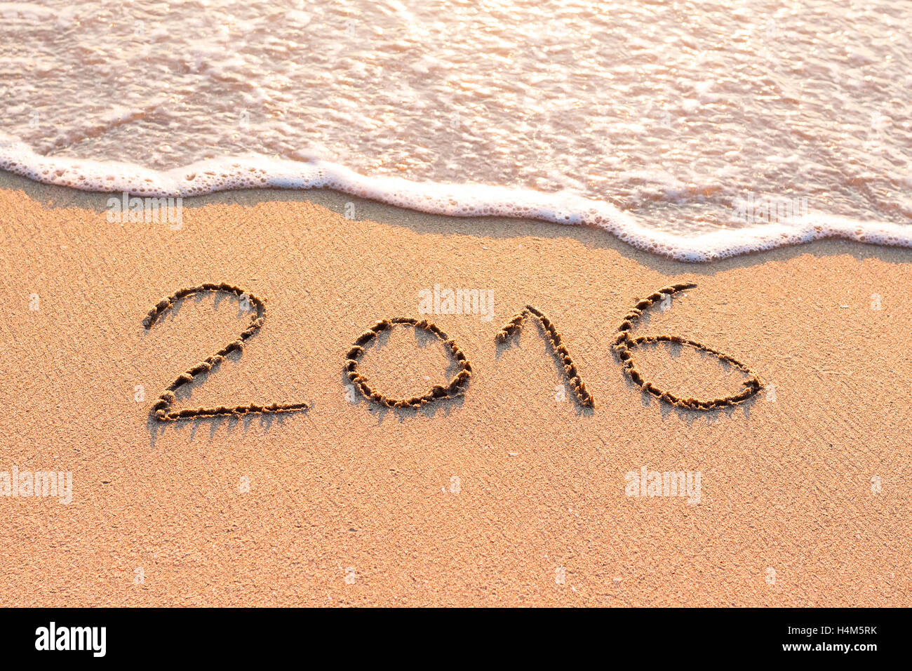 2016 scritto su di una spiaggia di sabbia, concept per il nuovo anno biglietti di auguri e calendari Foto Stock