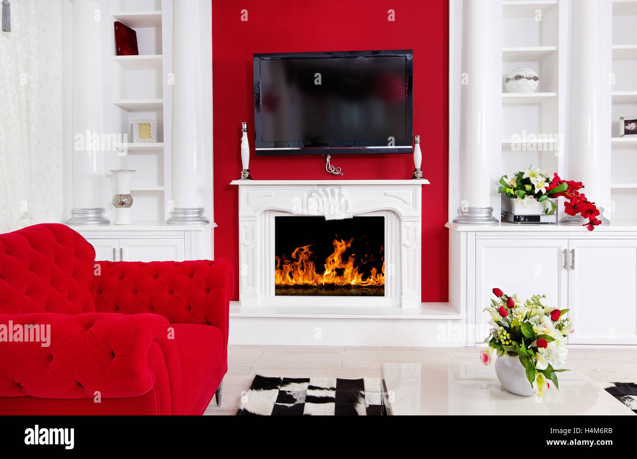 Classico soggiorno interno in bianco e rosso con caminetto Foto Stock
