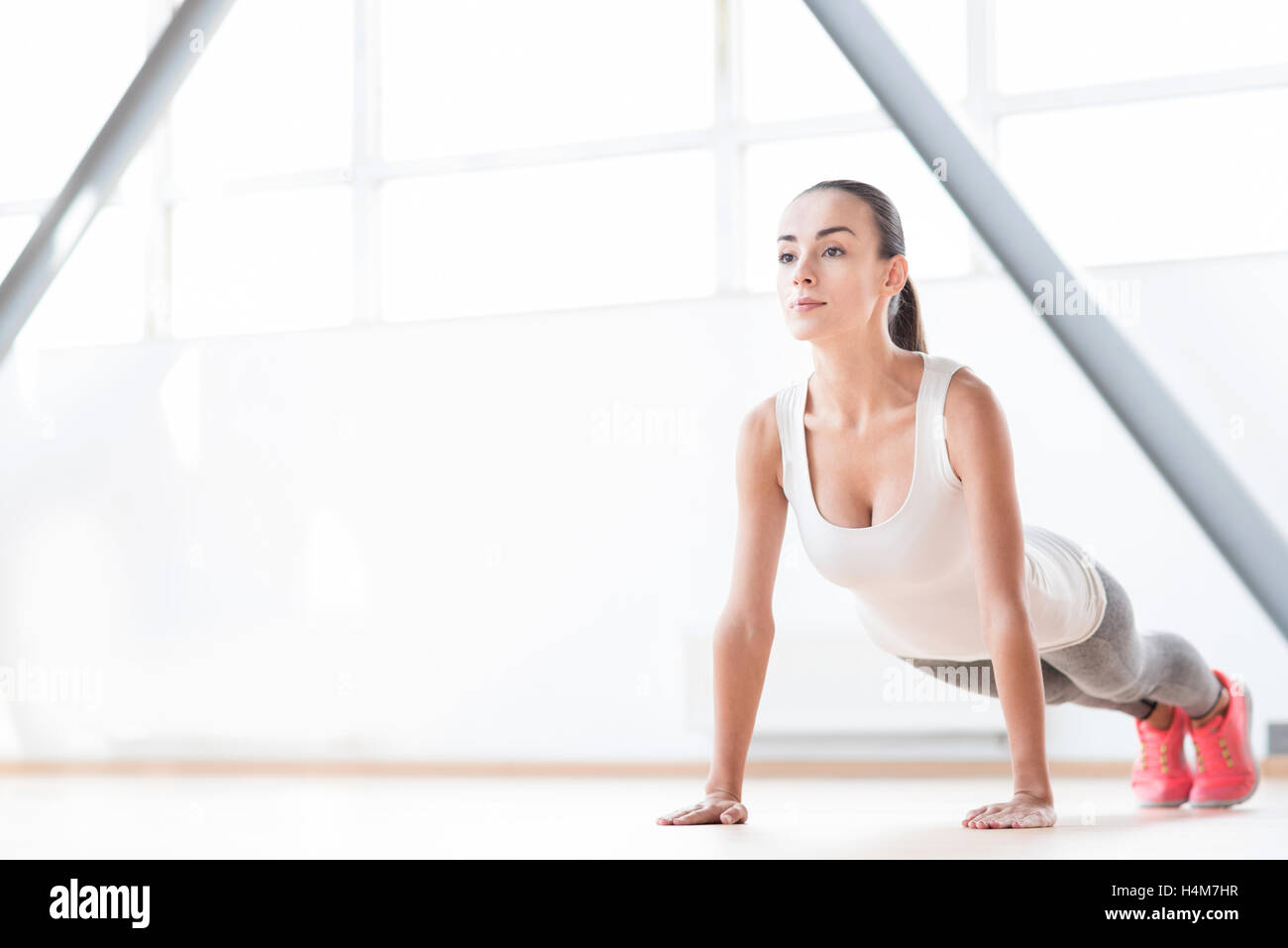 Fiducioso di lavoro duro donna facendo ups push Foto Stock