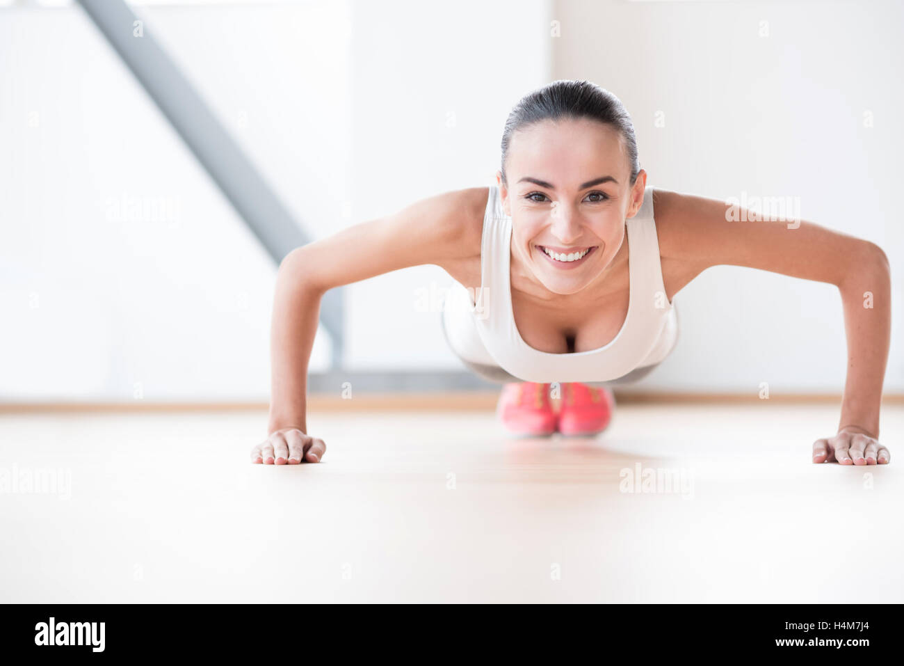 Allegro hard working woman guardando a voi Foto Stock