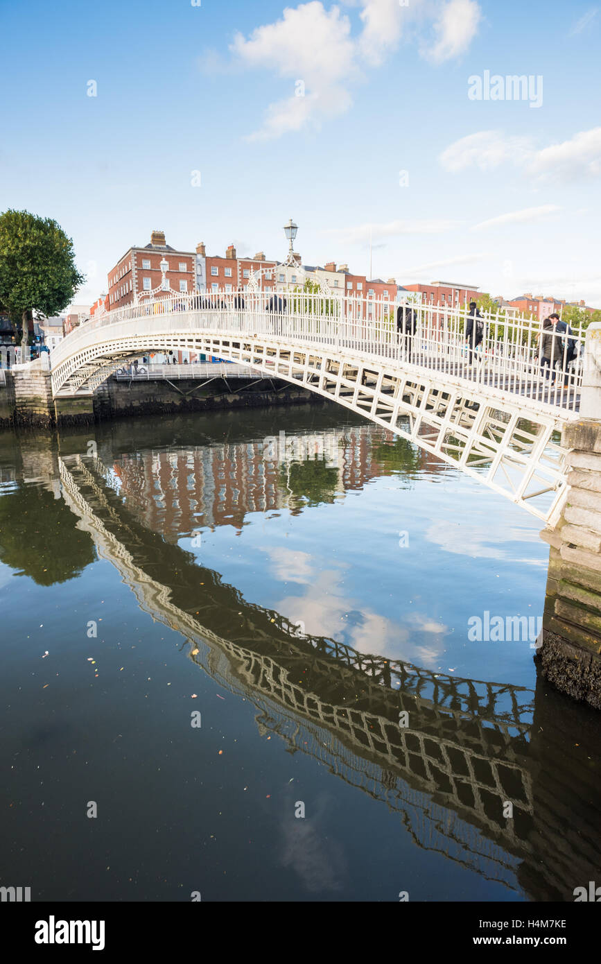 Ha'penny Bridge nella città di Dublino - Irlanda Foto Stock