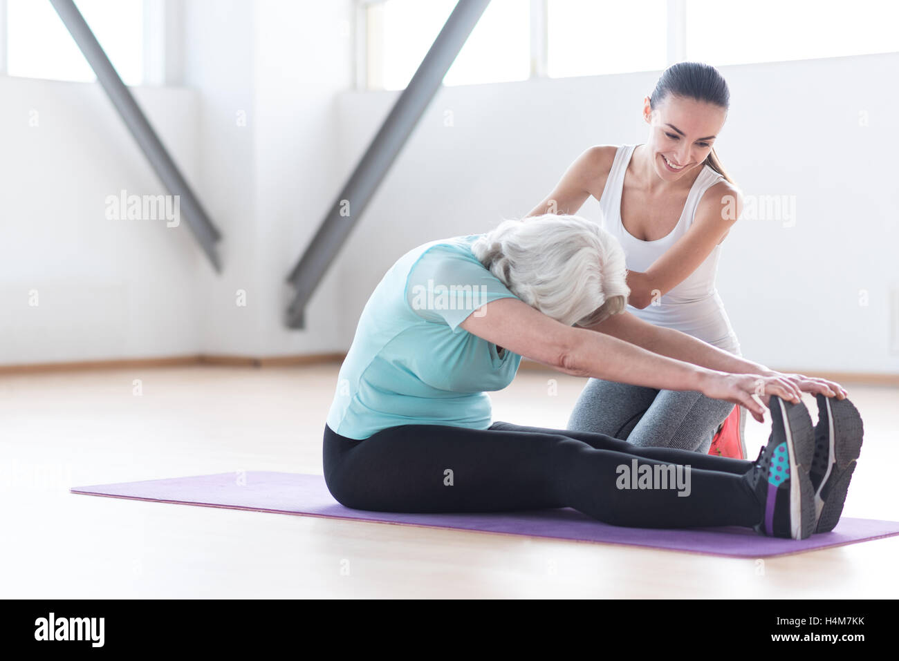 Persistente hard working woman facendo esercizi di stretching Foto Stock
