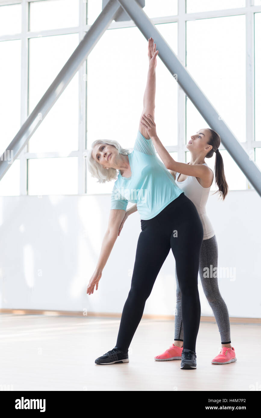 Bel lavoro duro donna facendo esercizi di piegatura Foto Stock