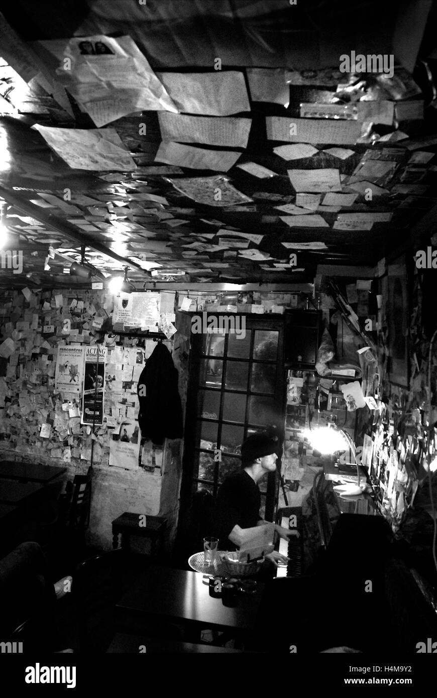 Il pianista in Le Tire Bouchon, Montmartre, Parigi Foto Stock