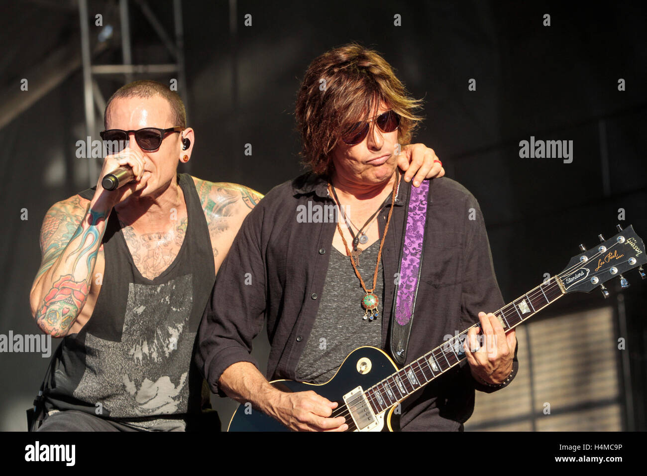 Il chitarrista Dean cetta (r) ed il cantante Chester Bennington di Stone Temple Pilots eseguire a 2015 Monster Energy Aftershock Festival presso Gibson Ranch Parcheggio contea su ottobre 25, 2015 a Sacramento, in California. Foto Stock