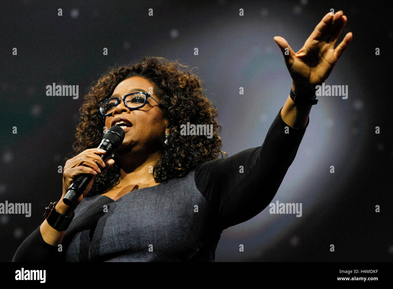 SAN JOSE, CA - Nov 3: Oprah Winfrey parla a Quickbooks collegare al San Jose Convention Center il 3 novembre 2015 a San Jose, California. (Fotografia da Christopher Victorio per l'accesso a foto). Foto Stock