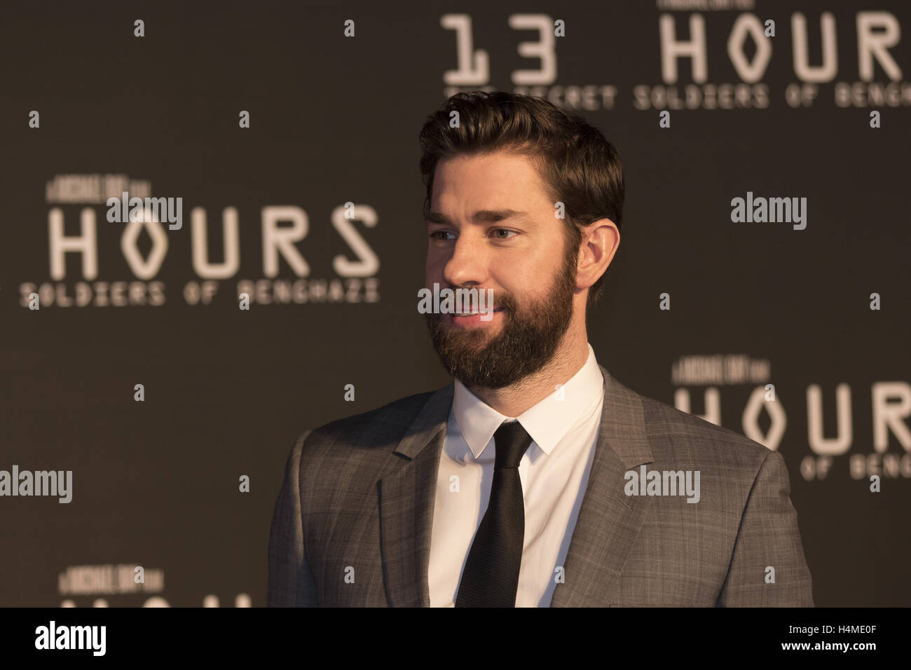 Attore John Krasinski assiste la 13 Ore di red carpet premiere di AT&T Stadium on gennaio 12th, 2016 a Dallas, in Texas. Foto Stock