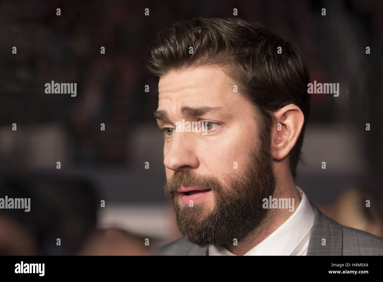 Attore John Krasinski assiste la 13 Ore di red carpet premiere di AT&T Stadium on gennaio 12th, 2016 a Dallas, in Texas. Foto Stock