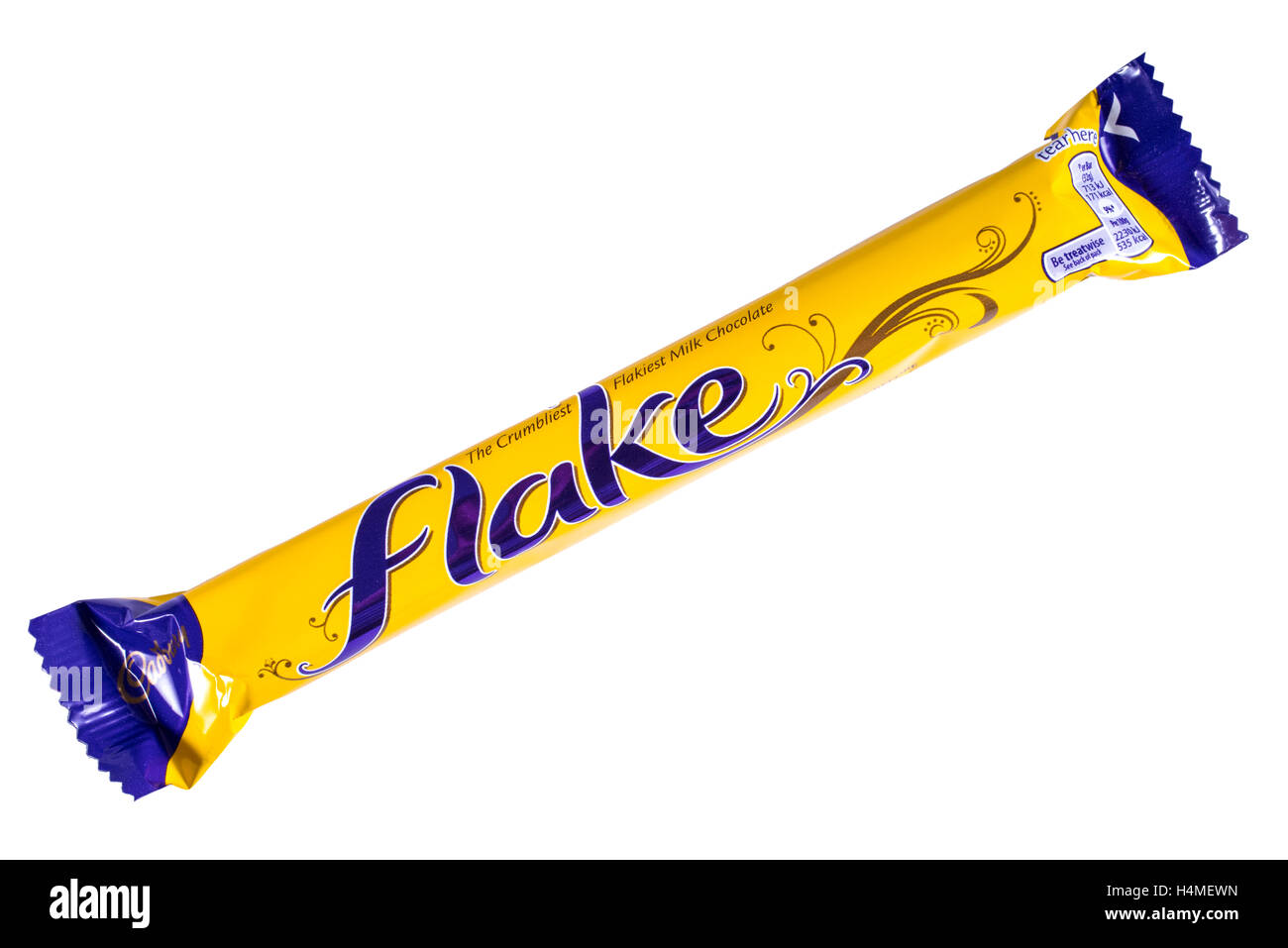 LONDON, Regno Unito - 13 OTTOBRE 2016: un fiocco non aperti barra di cioccolato fabbricato da Cadbury, raffigurato su un semplice sfondo bianco. Foto Stock