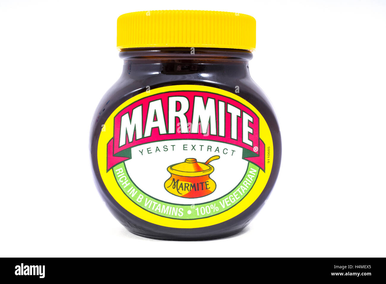 LONDON, Regno Unito - 13 OTTOBRE 2016: Un colpo di un vaso chiuso di marmite oltre un semplice sfondo bianco. Foto Stock