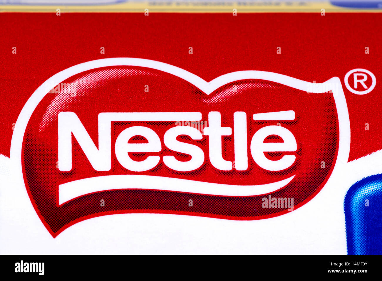 LONDON, Regno Unito - 13 OTTOBRE 2016: un close-up di Nestlé logo su uno dei loro prodotti dolciari. Foto Stock