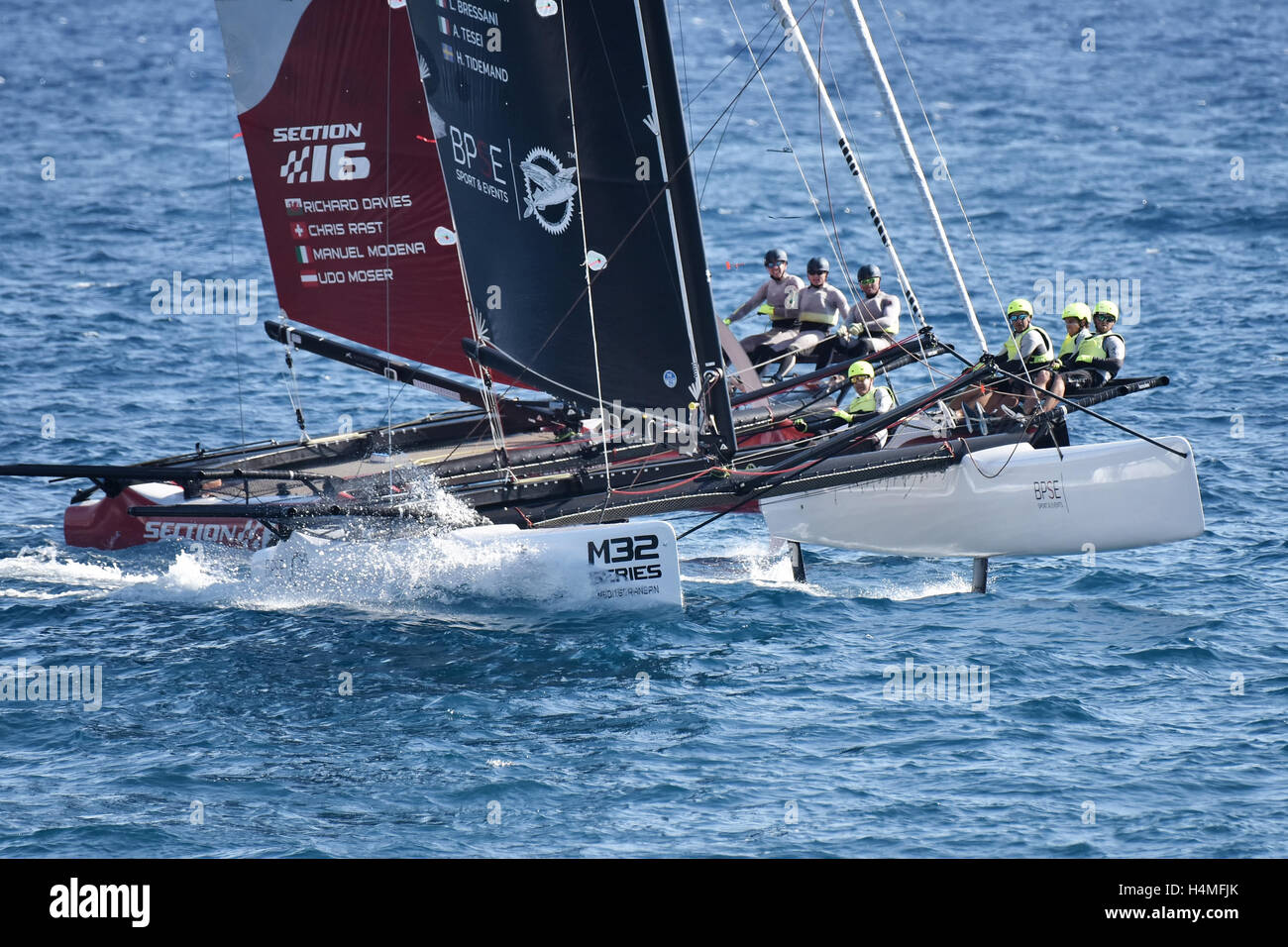 Genova, Italia - 25 settembre: ultimo giorno della concorrenza per m32 serie mediterraneo, una barca a vela catamarano veloce organizzare la concorrenza Foto Stock