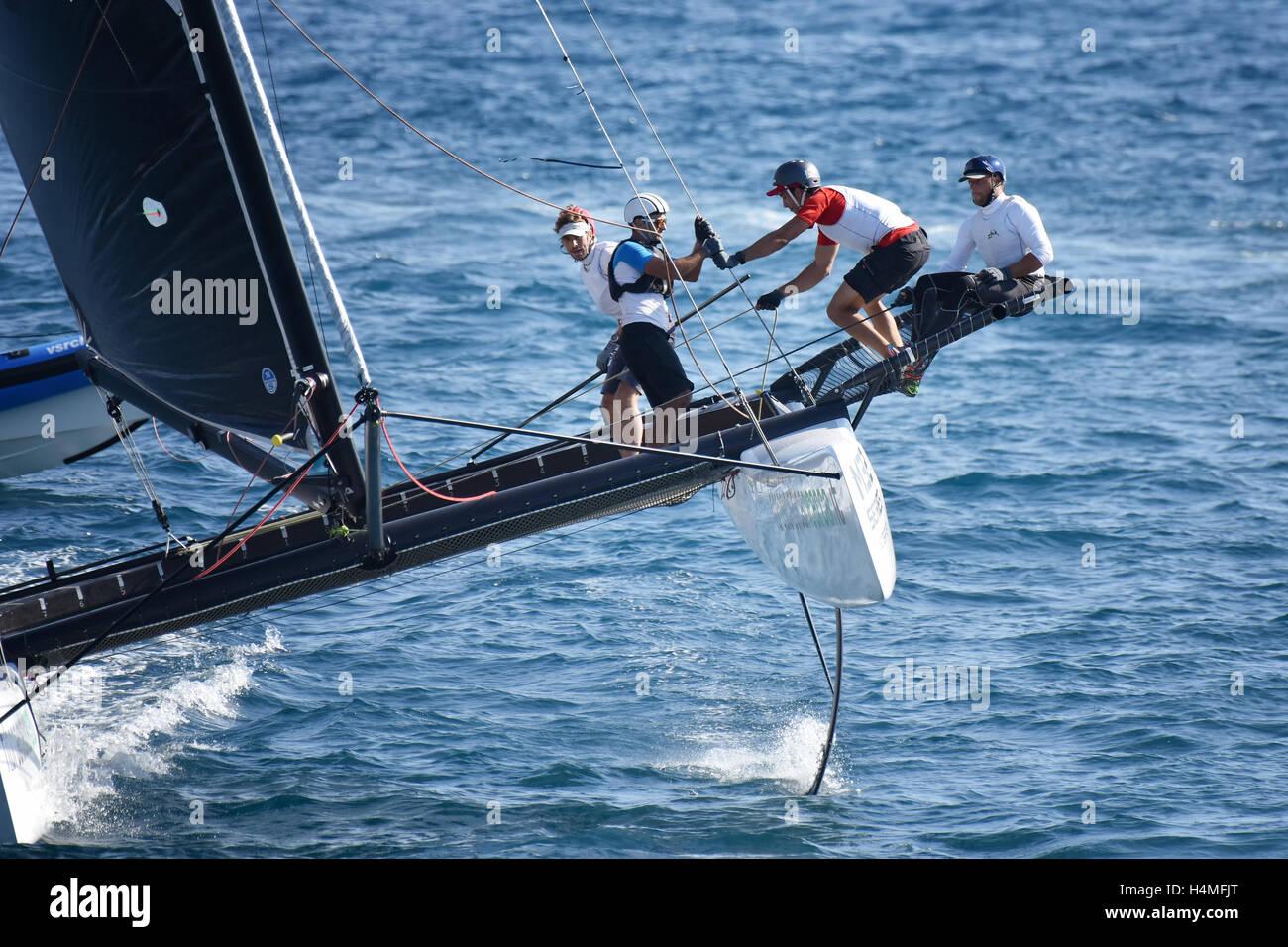 Genova, Italia - 25 settembre: ultimo giorno della concorrenza per m32 serie mediterraneo, una barca a vela catamarano veloce organizzare la concorrenza Foto Stock