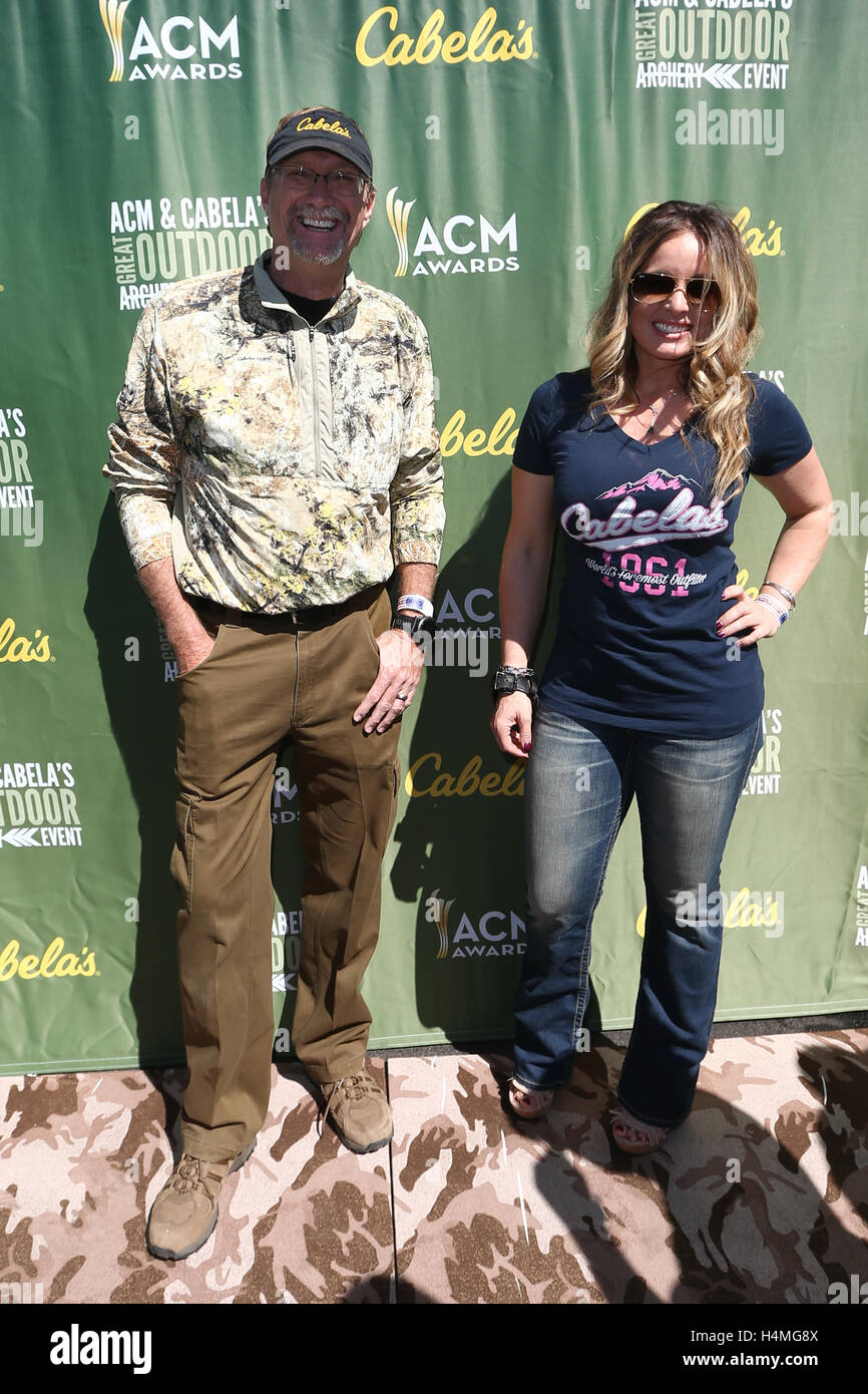Wade Middleton (L) e Kristy Tito frequentare il Cabela's & Accademia di Musica Country celebrità Torneo di tiro con l'arco durante la quarta parte di ACM per una causa Festival presso il Las Vegas Festival Grounds il 2 aprile 2016 a Las Vegas, Nevada. Foto Stock