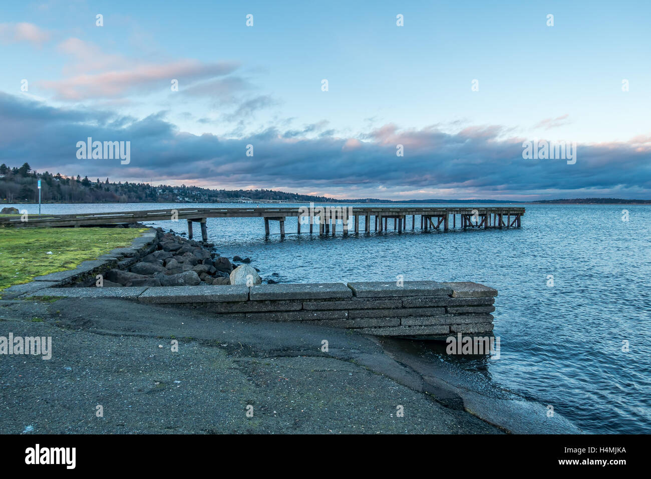 Una vista di piloni sul lago Washington vicino Seattle al crepuscolo. Foto Stock