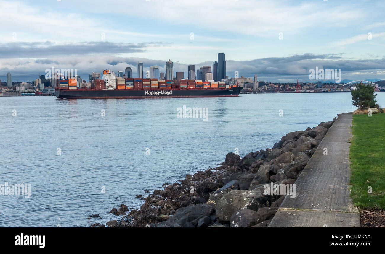 Lo skyline di Seattle con nave portacontainer. Foto Stock