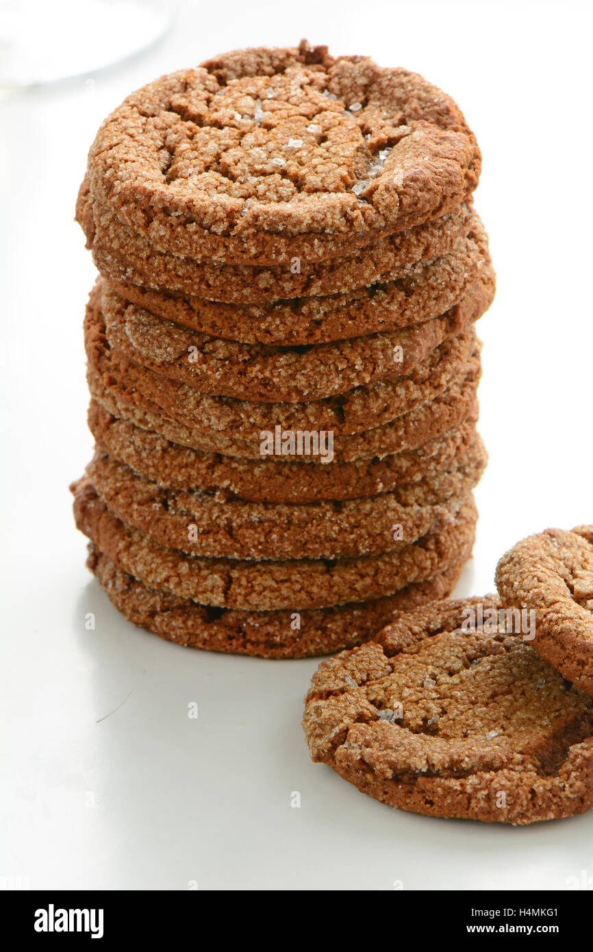 Una dozzina di freschi di forno biscotti allo zenzero con cristalli di zucchero nel formato verticale. Macro con bassa profondità di campo con il focus su a Foto Stock