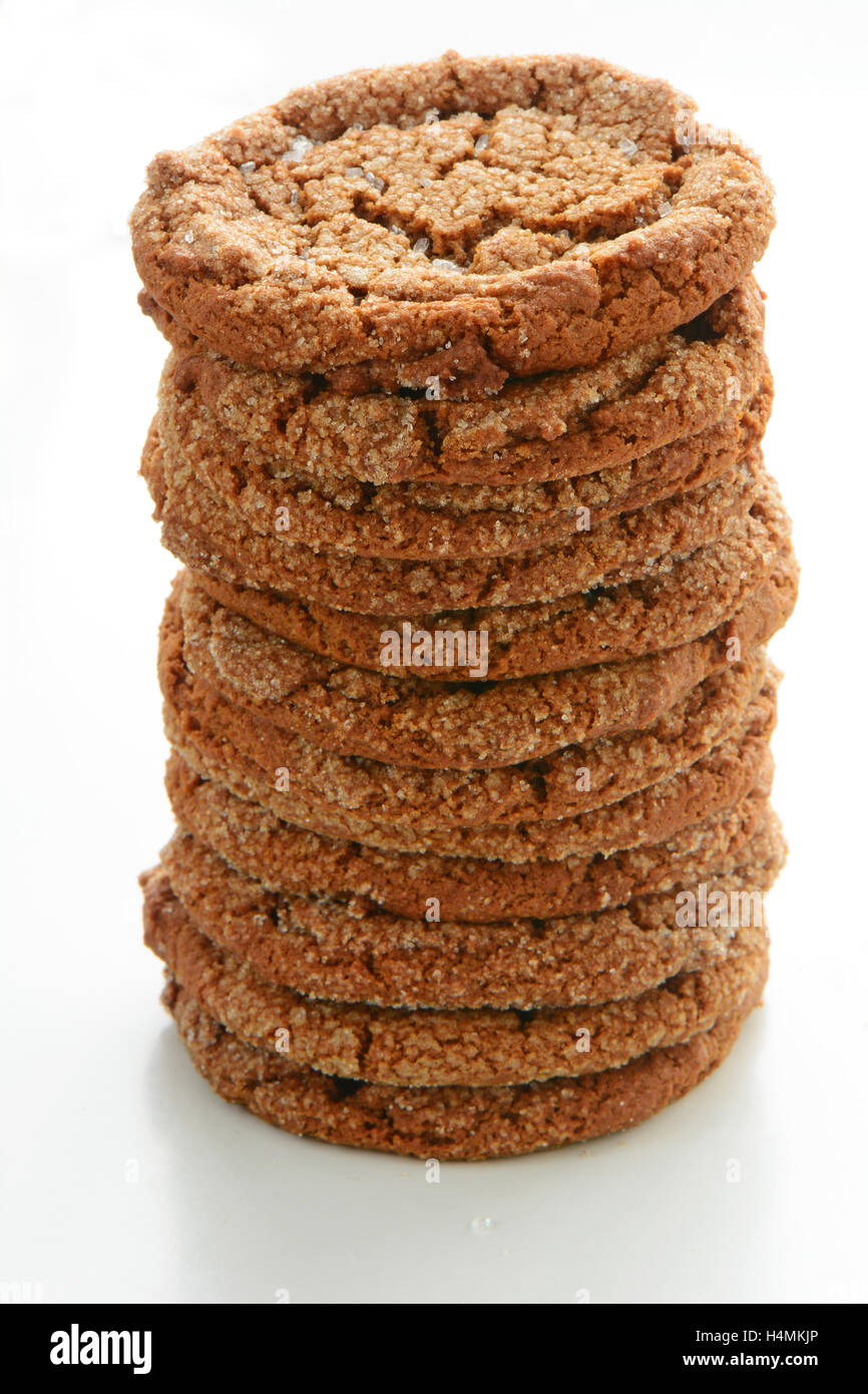 Una dozzina di freschi di forno biscotti allo zenzero con cristalli di zucchero nel formato verticale. Macro con bassa profondità di campo con il focus su a Foto Stock