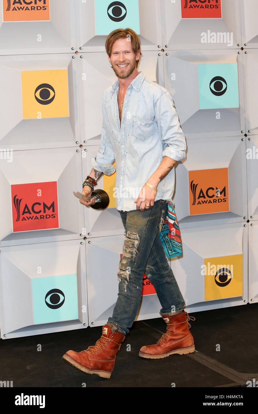 Il cantante Brian Kelley della Florida Georgia Linea, vincitore del duo vocale dell'anno, pongono in sala stampa durante il cinquantunesimo accademia di musica country assegna al MGM Grand Garden Arena il 3 aprile 2016 a Las Vegas, Nevada. Foto Stock