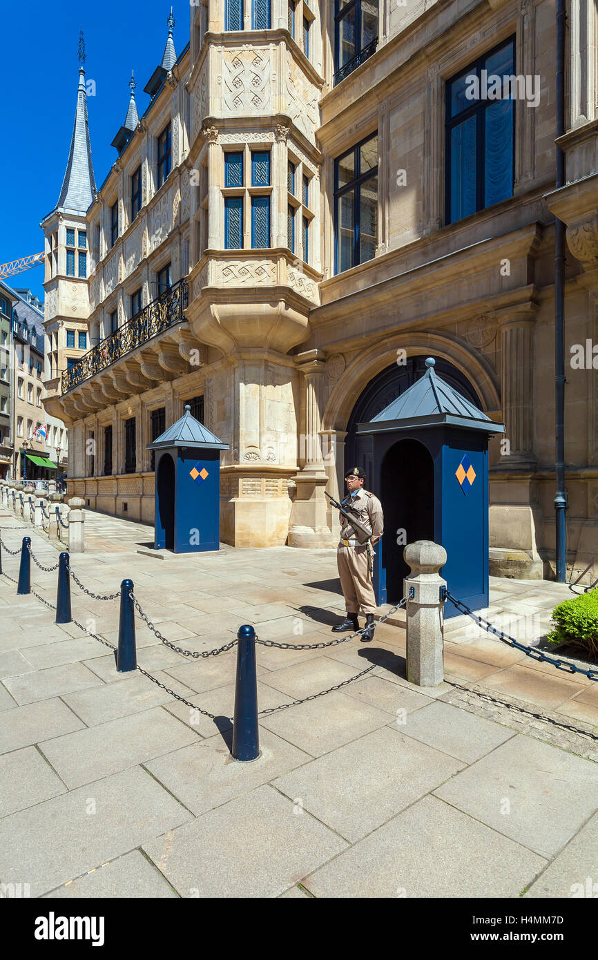 Lussemburgo - Aprile 7, 2008: un soldato custodisce l ingresso al Palais Grand-Ducal, residenza ufficiale del Granduca Foto Stock