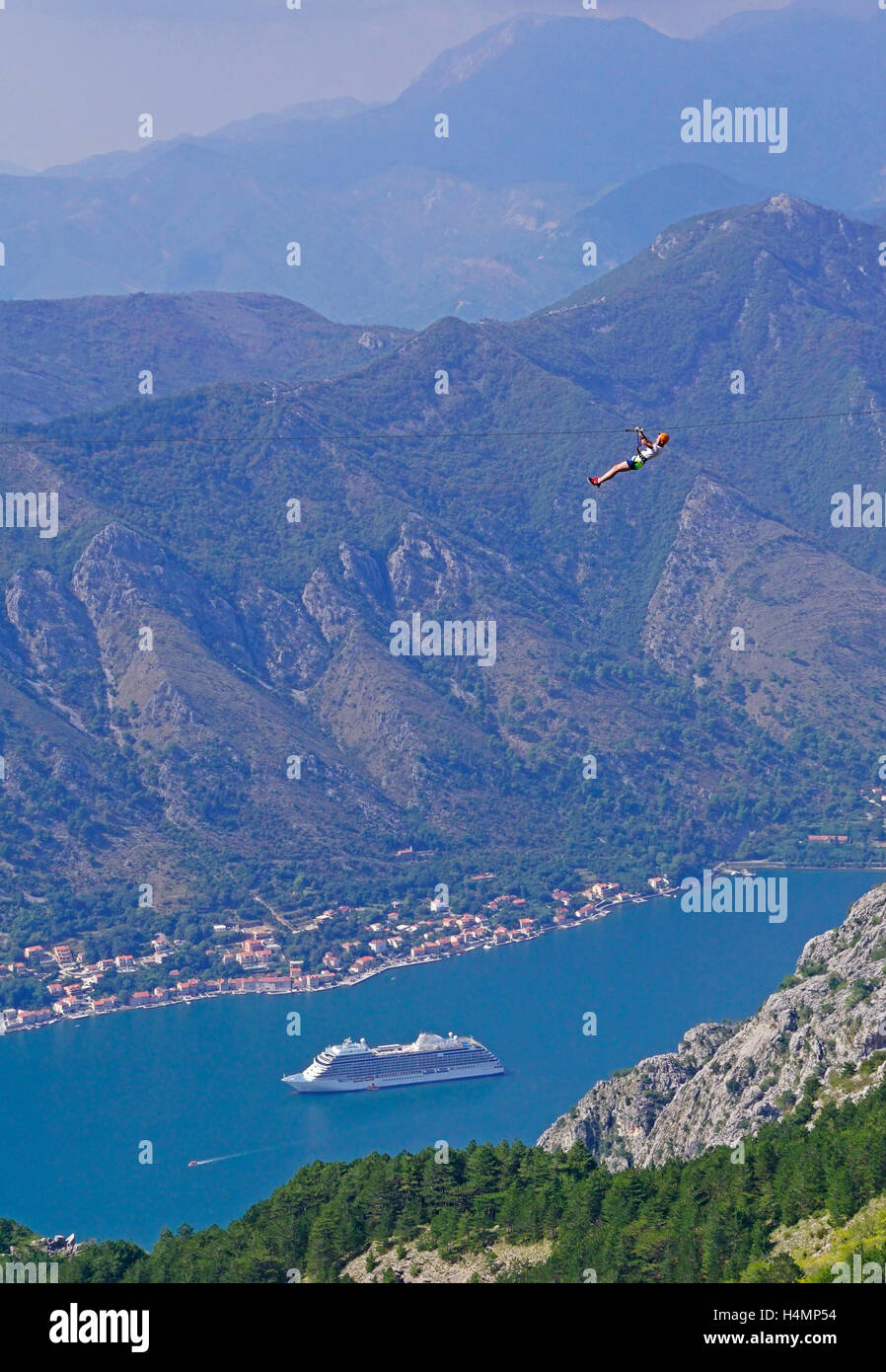 Zip line al di sopra della Baia di Kotor con Regent's Seven Seas Explorer in porto. Foto Stock