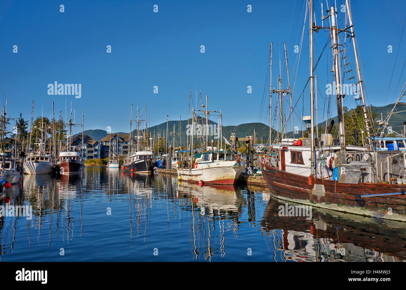 Le navi nel porto di Ucluelet, Isola di Vancouver, British Columbia, Canada Foto Stock