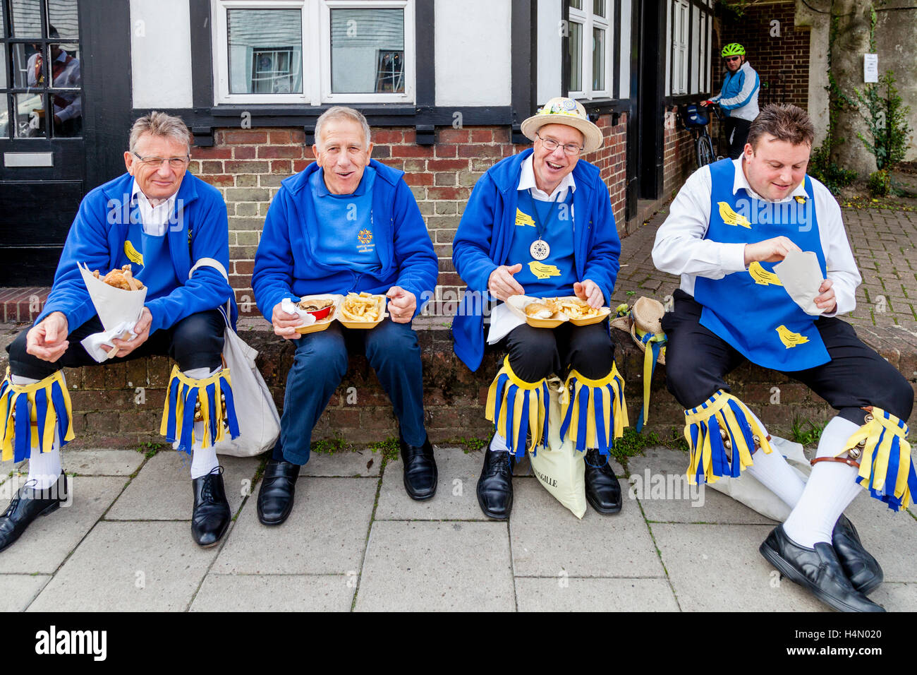 Un gruppo di ballerini di Morris godono di un pesce e Chip il pranzo tra le prestazioni a Lewes Folk Festival 2016, Lewes, Sussex, Regno Unito Foto Stock