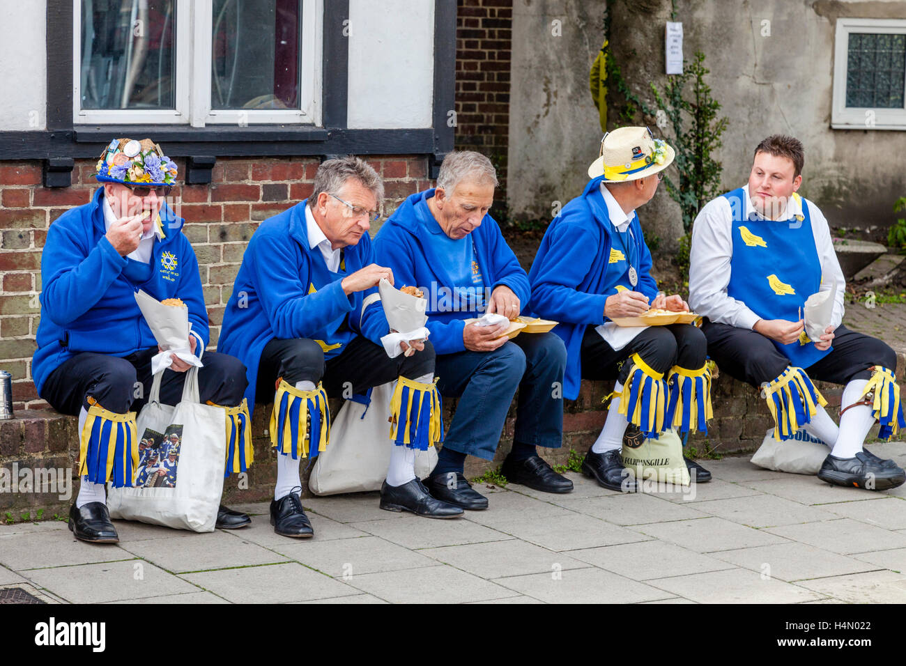 Un gruppo di ballerini di Morris godono di un pesce e Chip il pranzo tra le prestazioni a Lewes Folk Festival 2016, Lewes, Sussex, Regno Unito Foto Stock