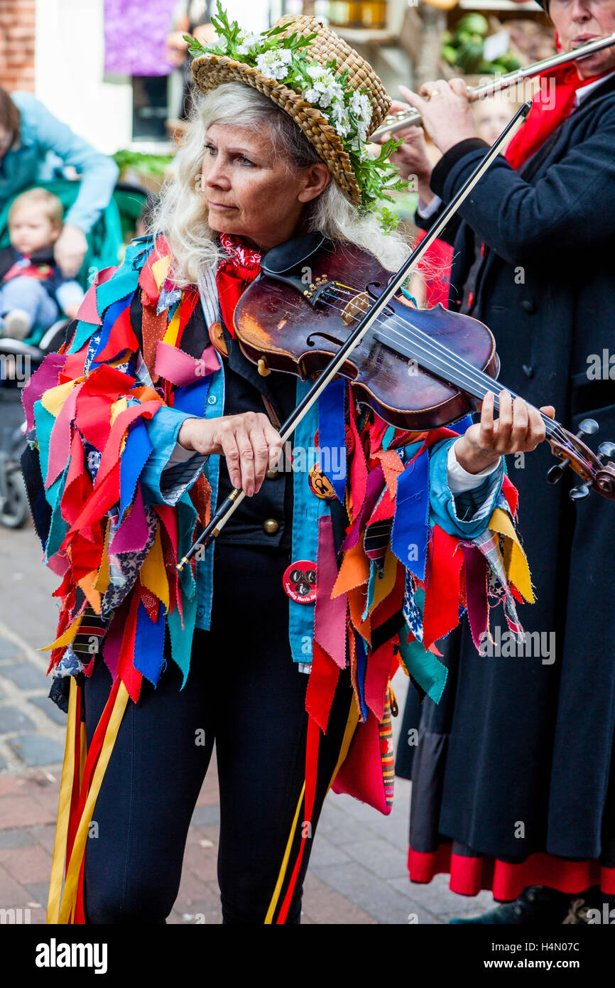 Una femmina di musicista dal villaggio Sompting Morris esegue a Lewes Folk Festival 2016, Lewes, Sussex, Regno Unito Foto Stock