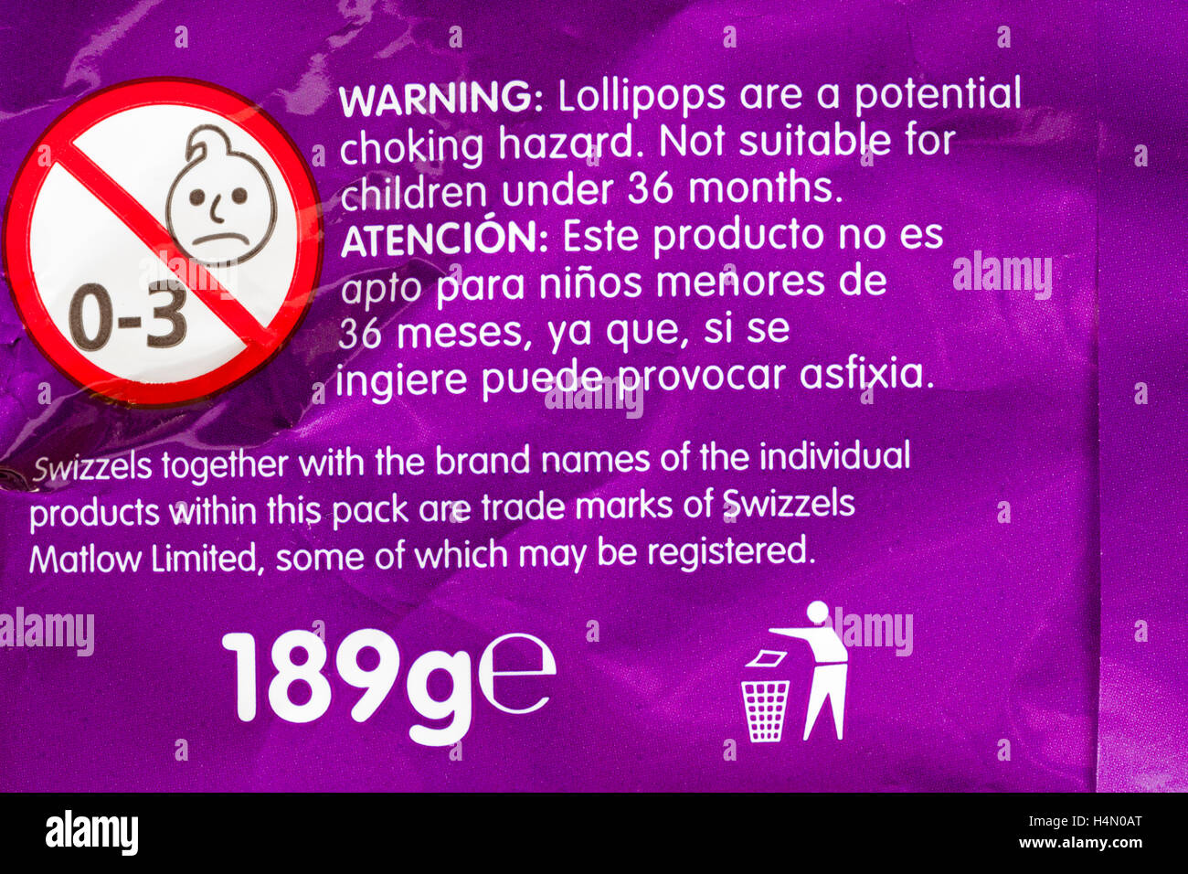 Avvertenza i lollipop sono un potenziale rischio di soffocamento non adatto per i bambini sotto i 36 mesi - informazioni sulla confezione di Swizzels loadsa chews Foto Stock
