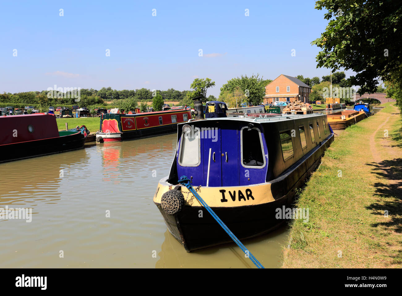 Narrowboats a Flore Marina, Grand Union Canal, Flore village, Northamptonshire, Inghilterra Foto Stock