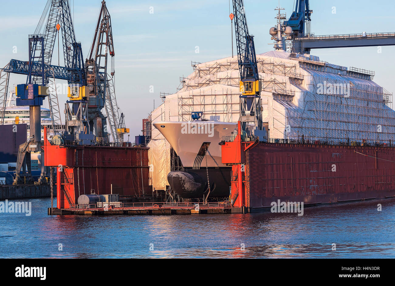 Mega Yacht in un bacino di carenaggio; porto di Amburgo Foto Stock