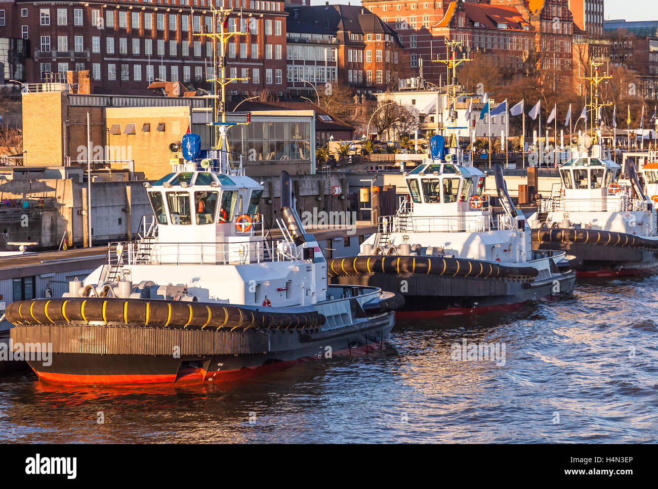 Tirare le barche nel porto di Amburgo Foto Stock