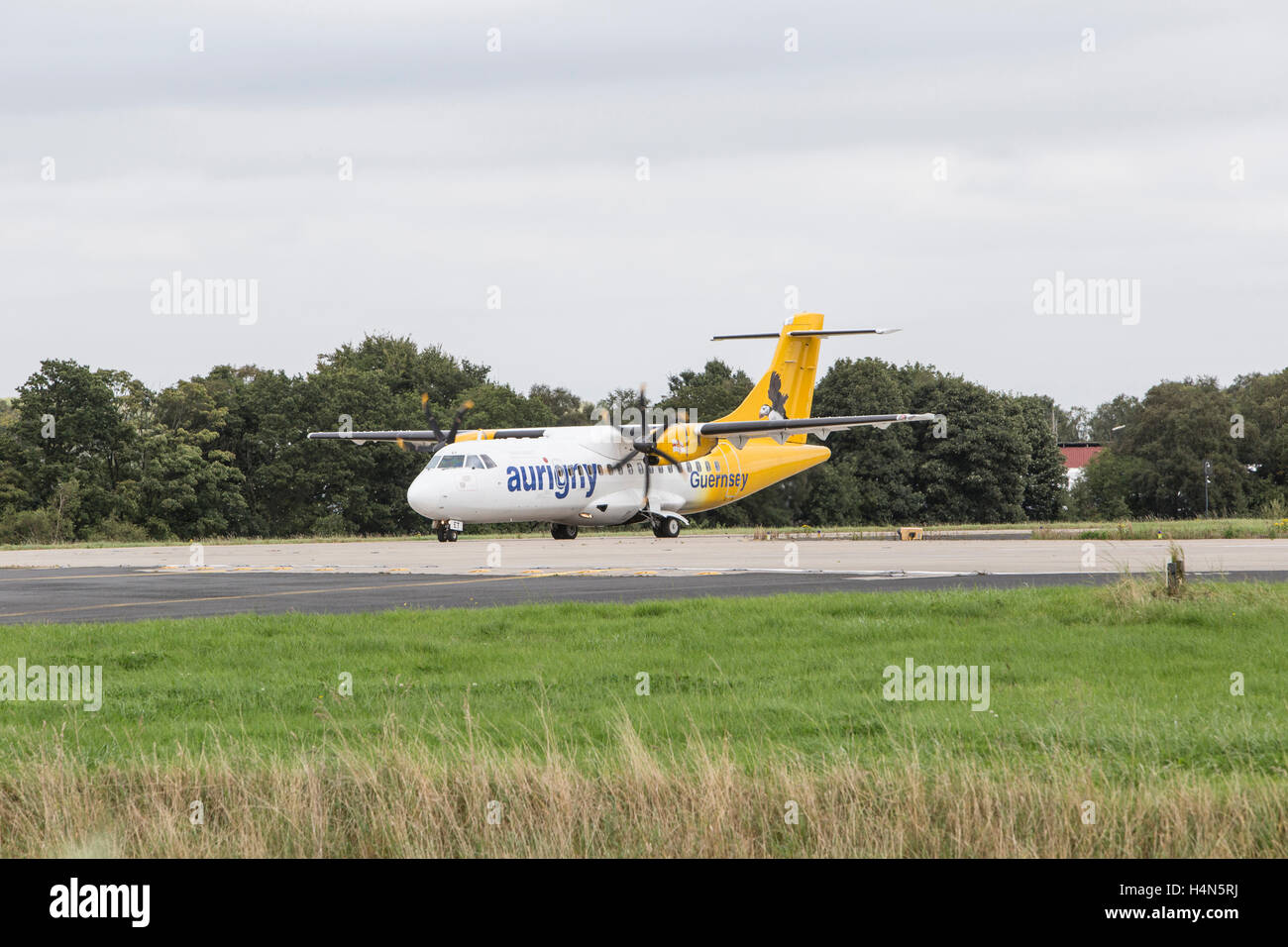 Aurigny turboelica ATR 42-500 aeromobile a Leeds Bradford Airport Foto Stock