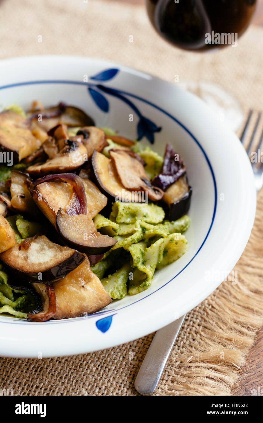 Pasta con funghi e melanzane e spinaci Walnut Pesto Foto Stock