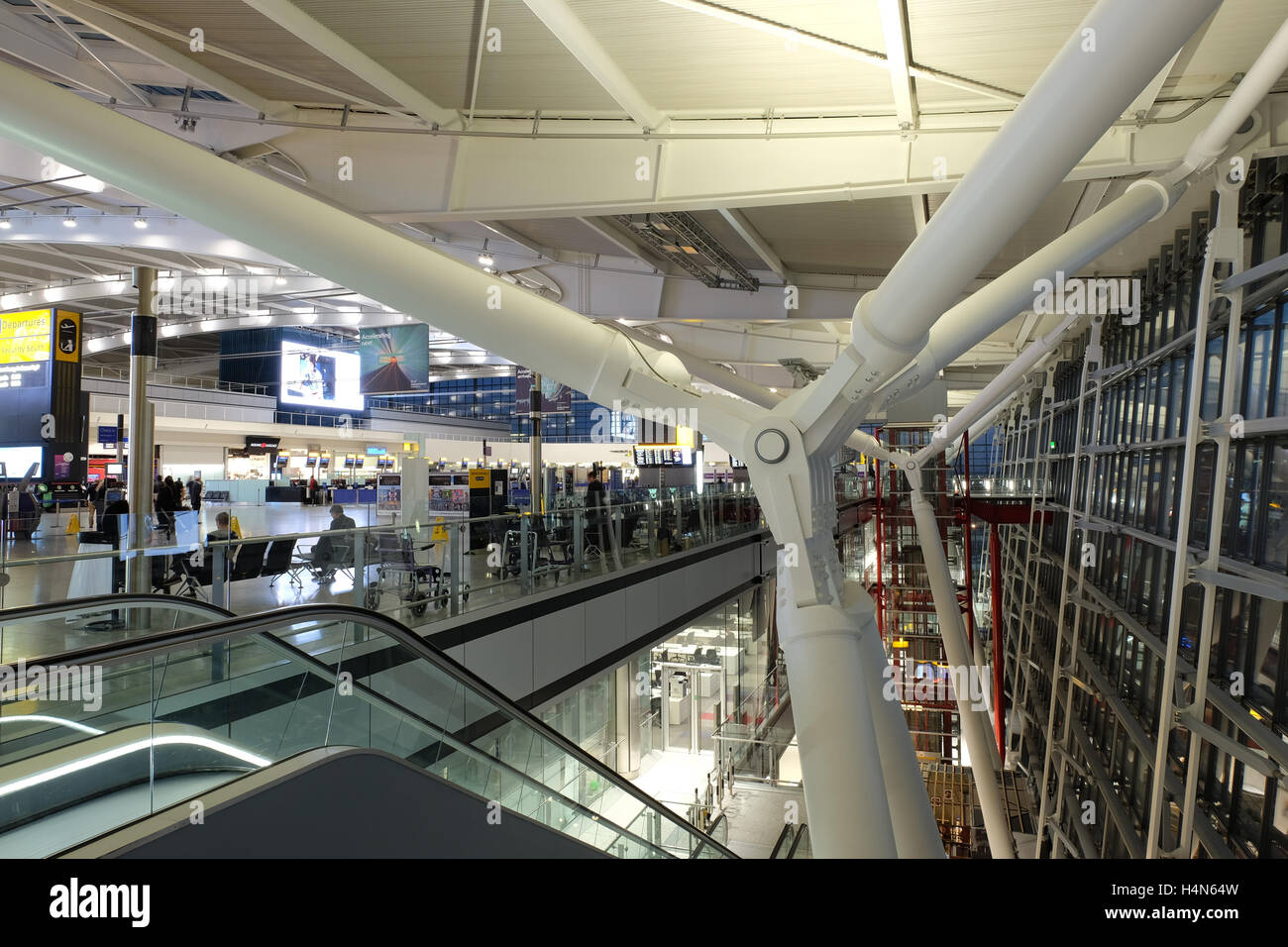 Regno Unito, Inghilterra, aeroporto di Heathrow Terminal 5 al crepuscolo Foto Stock