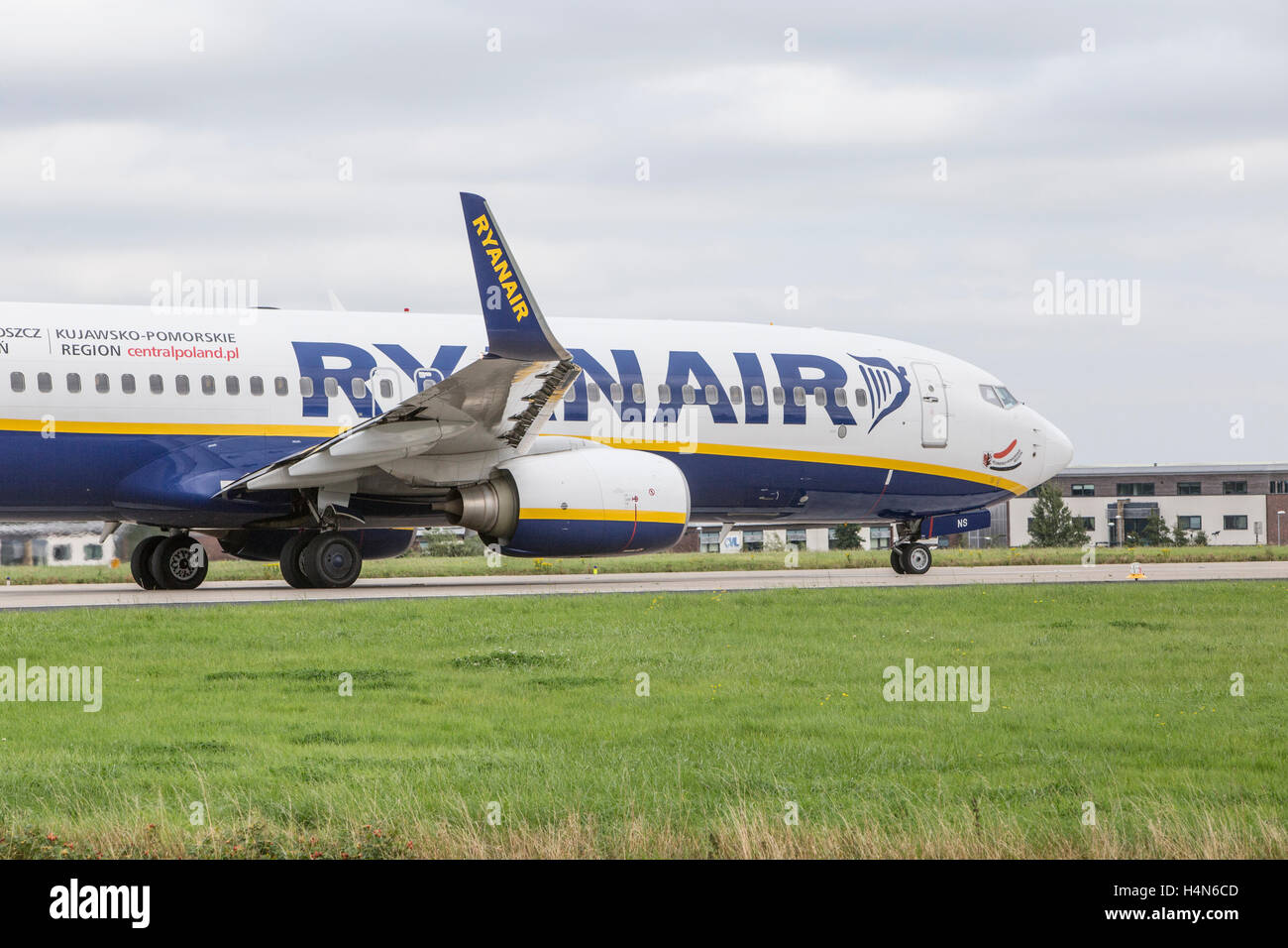 RyanAir Boeing 737-8come a Leeds Bradford Airport Foto Stock