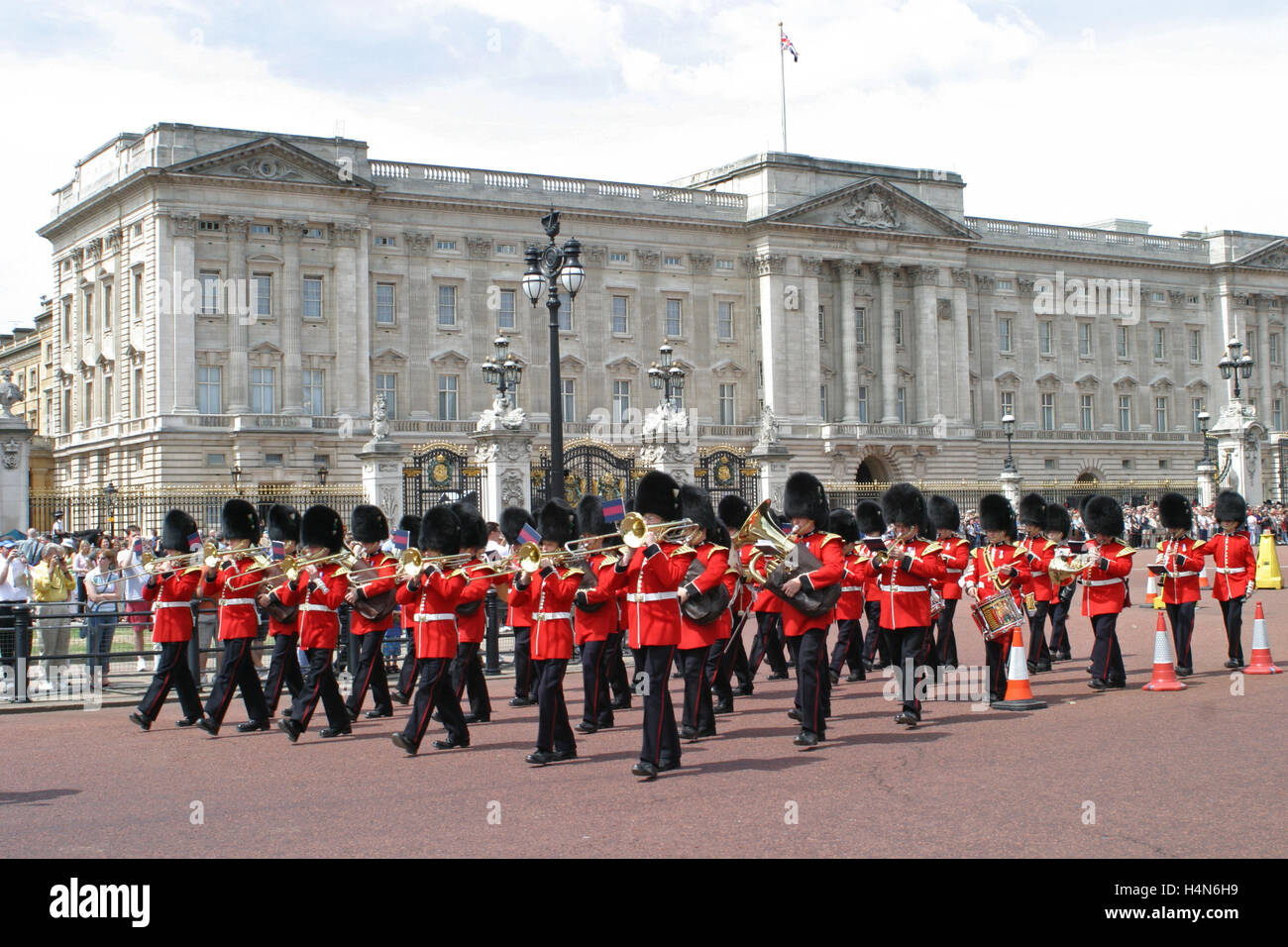 Londra, Regno Unito; la banda delle guardie granatieri marche passato Buckingham Palace durante la famosa cerimonia del Cambio della guardia Foto Stock