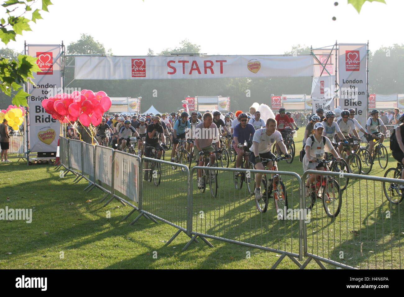 I ciclisti dilettanti lasciare Clapham Common a Londra all'inizio dell'annuale Londra a Brighton la carità in bicicletta Foto Stock