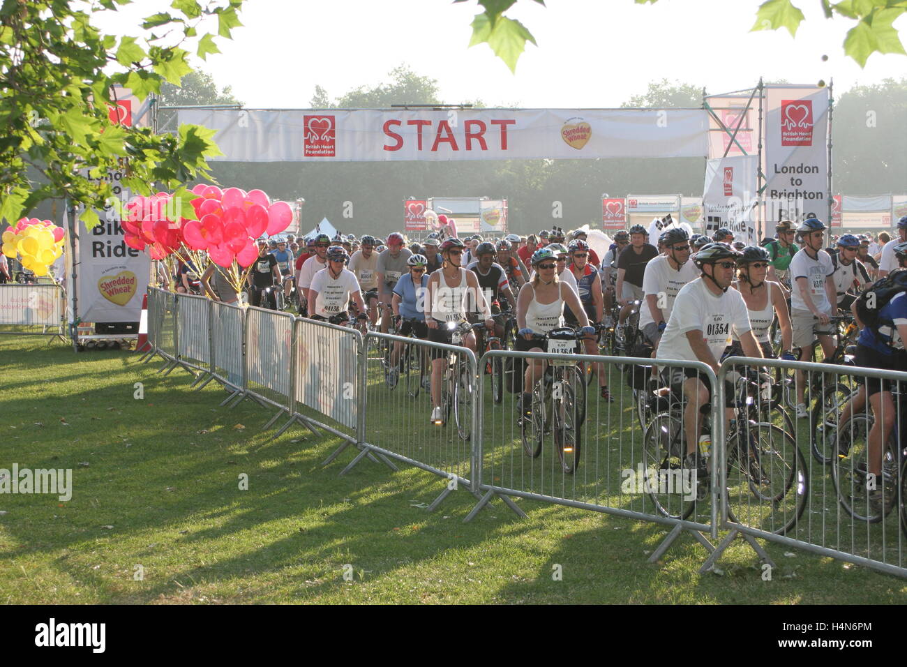 I ciclisti dilettanti lasciare Clapham Common a Londra all'inizio dell'annuale Londra a Brighton la carità in bicicletta Foto Stock