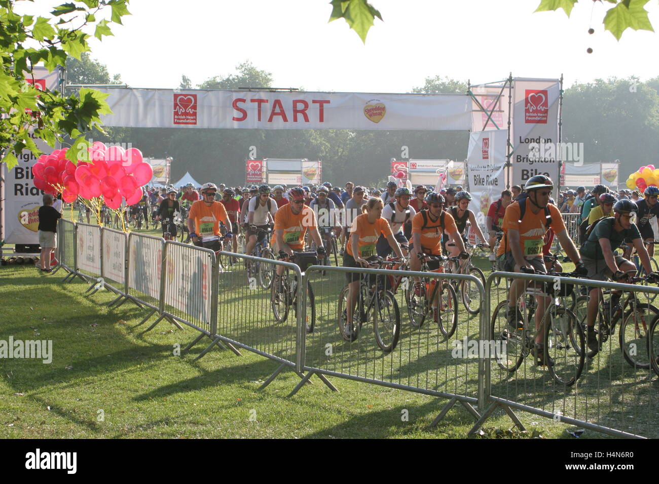 I ciclisti dilettanti lasciare Clapham Common a Londra all'inizio dell'annuale Londra a Brighton la carità in bicicletta Foto Stock