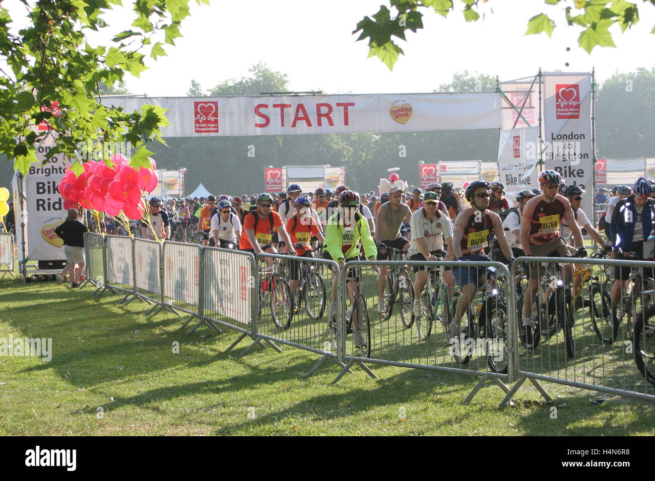 I ciclisti dilettanti lasciare Clapham Common a Londra all'inizio dell'annuale Londra a Brighton la carità in bicicletta Foto Stock