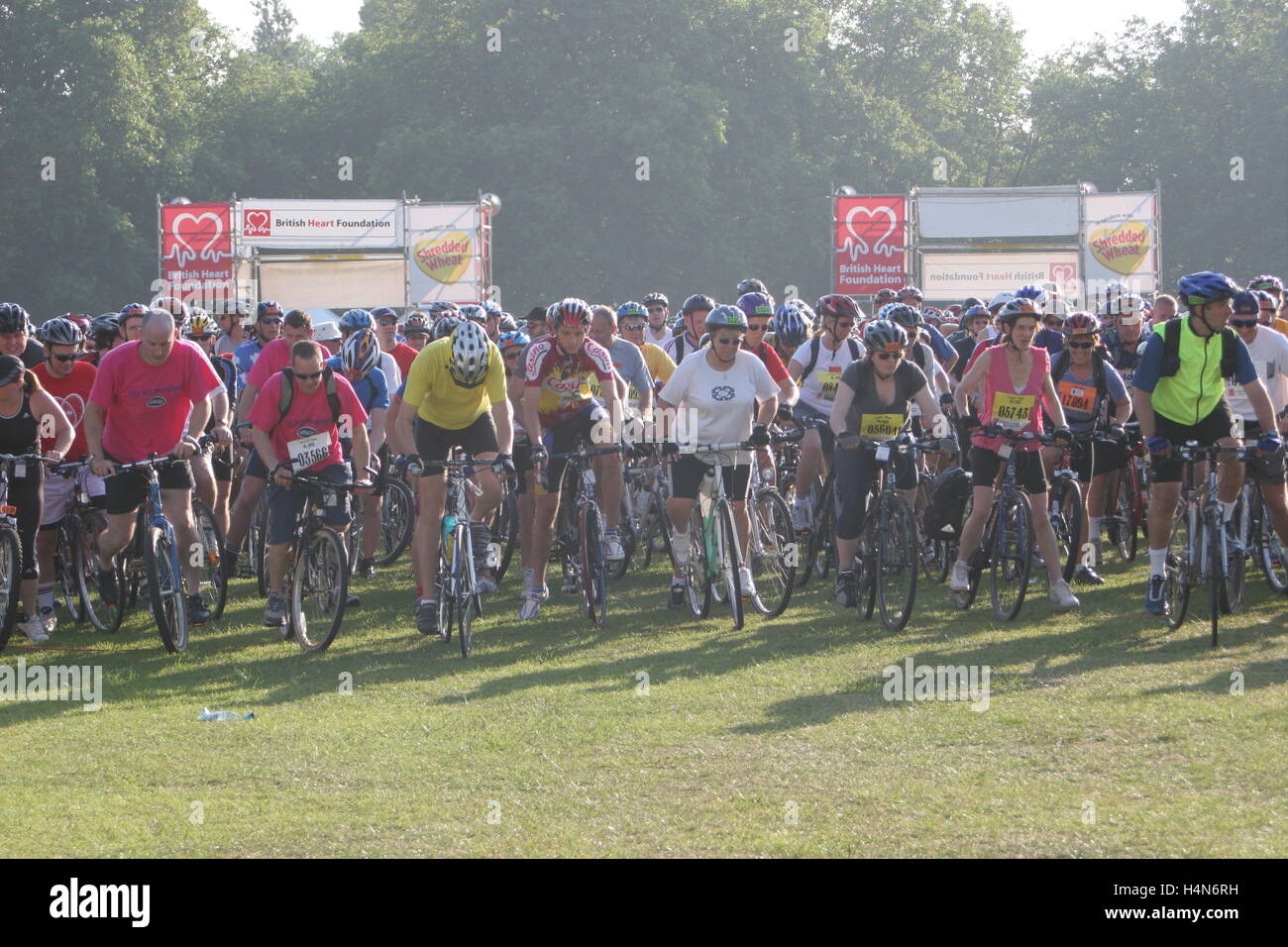 I ciclisti dilettanti lasciare Clapham Common a Londra all'inizio dell'annuale Londra a Brighton la carità in bicicletta Foto Stock