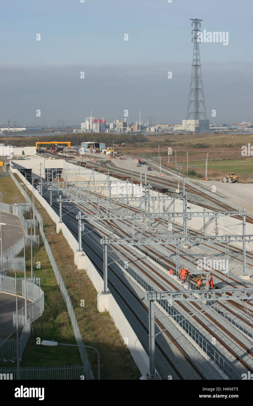 Il collegamento ferroviario HS1 del tunnel sotto la Manica ad alta velocità. Dal tunnel sotto il Tamigi a Dartford, vicino a Ebbsleet, Kent, emergono tracce. Foto Stock