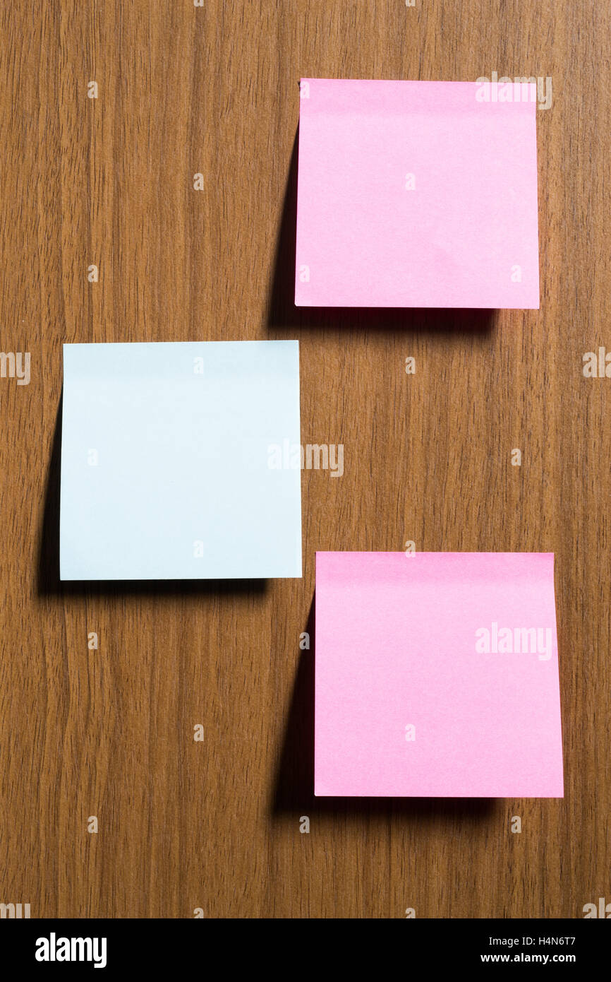 Sticky Notes stick sulla texture in legno Foto Stock