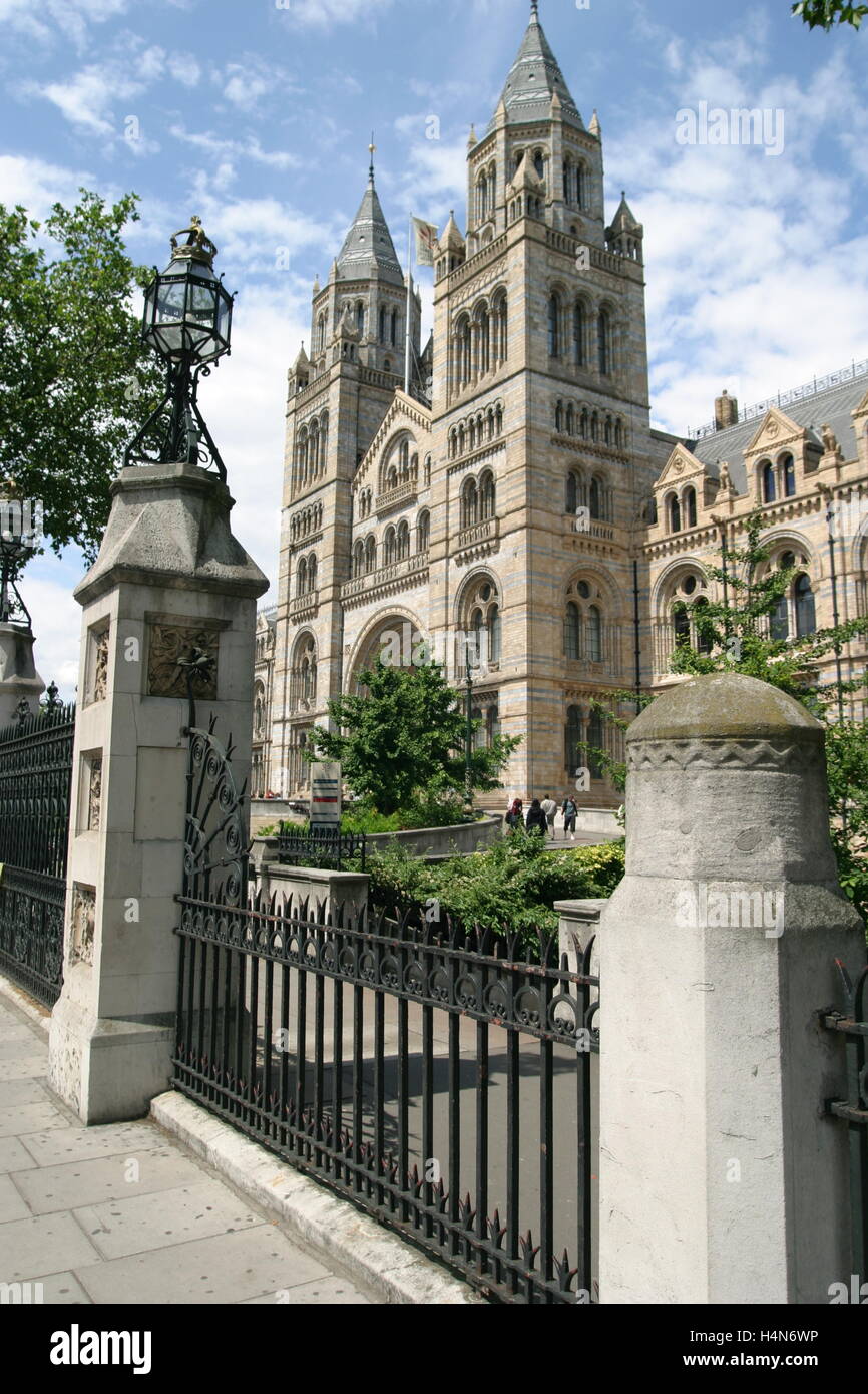 La facciata anteriore e ingresso a Londra il Museo di Storia Naturale progettato in stile romanico di Alfred Waterhouse Foto Stock