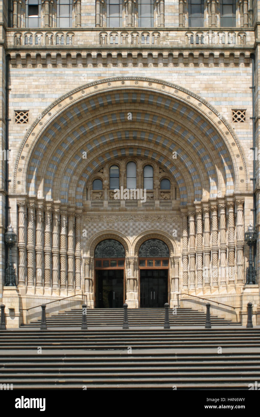 Simmetrico colpo di entrata a Londra il Museo di Storia Naturale progettato in stile romanico di Alfred Waterhouse Foto Stock